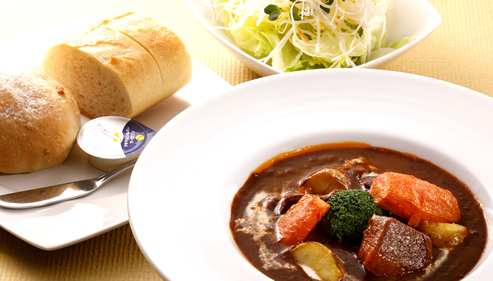 蜂の家 | 佐世保から世界へ 当店自慢のカレー・ジャンボシュークリーム